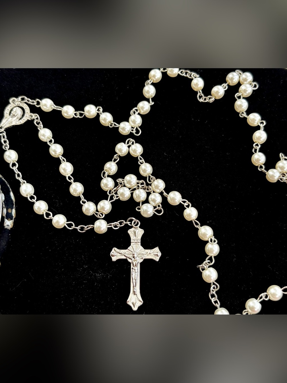 NIB Rosary in Sterling Silver with Faux Pearls in it’s own compact - Picture 5 of 6
